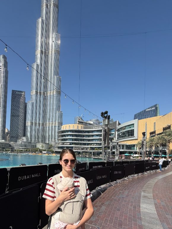 Christina Müller mit Tochter vor dem Burj Khalifa, Dubai
